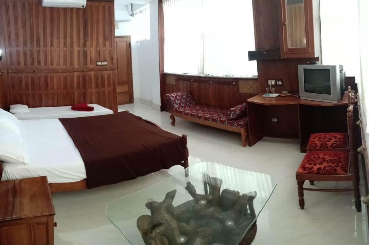 Dolphin Residency Hotel Thekkady Exterior foto